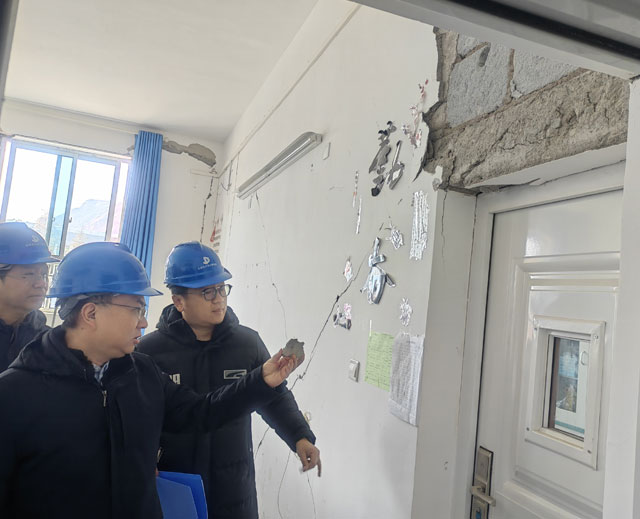 董事長(zhǎng)赴積石山縣災(zāi)后恢復(fù)重建工作一線(xiàn)慰問(wèn)公司干部員工并開(kāi)展現(xiàn)場(chǎng)調(diào)研